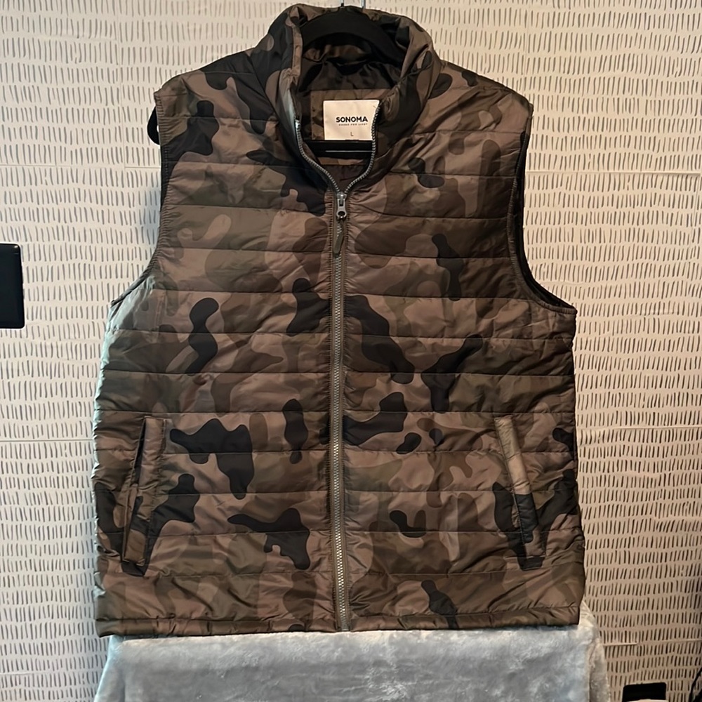 Mens Sonoma size L camouflage puff vest, brand new no tags never worn